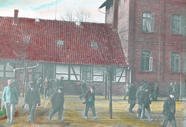Lange Jammer Wohn- und Schlaftrakt neben Uhrenhaus mit Personen