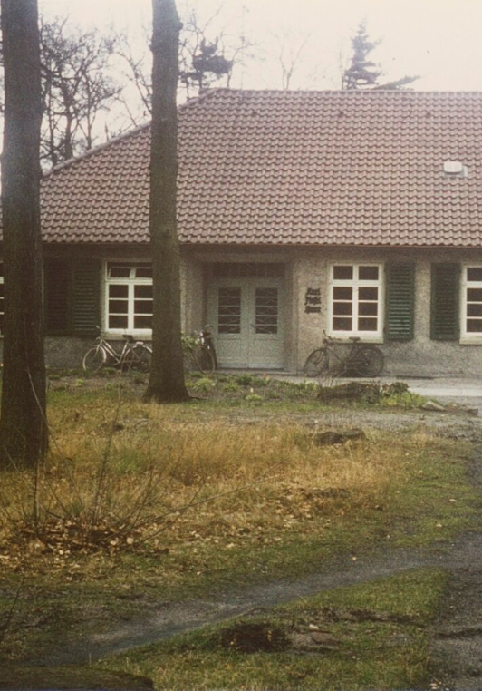 Karl-Fiesel-Haus Station 8 mit Eingangsportal und Fahrrädern