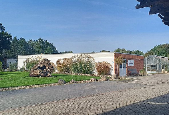 Station 3 Gärtnereigebäude mit Gewächshaus und Ziergras