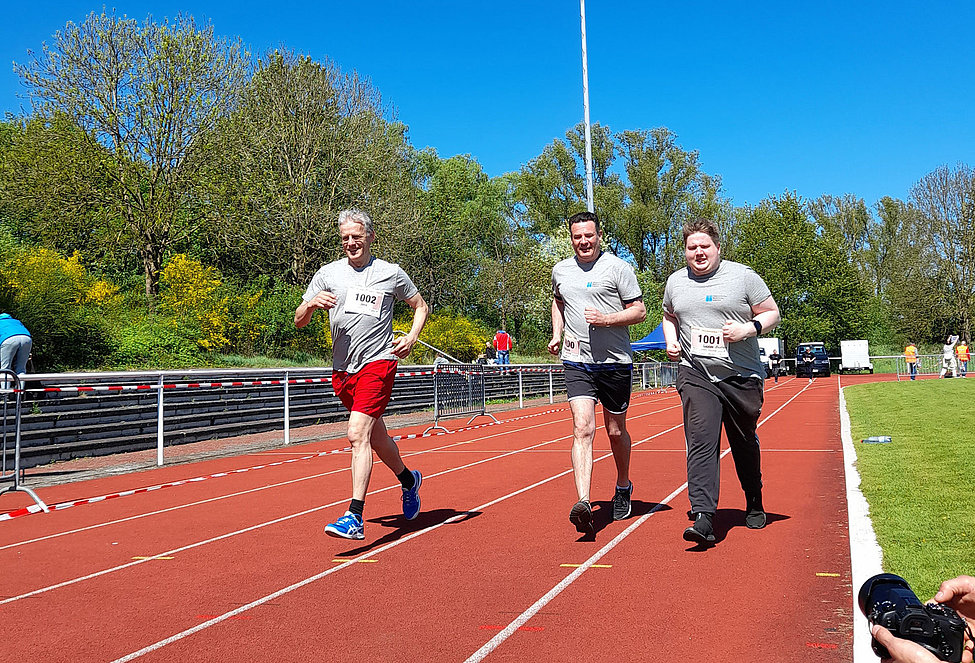 Dachstiftung Diakonie-Team beim Inklusionslauf auf roter Laufbahn
