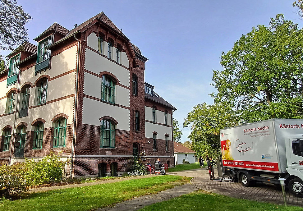 Stift Isenwald historisches Backsteingebäude von 1901 mit Kästorfs Küche Lieferwagen