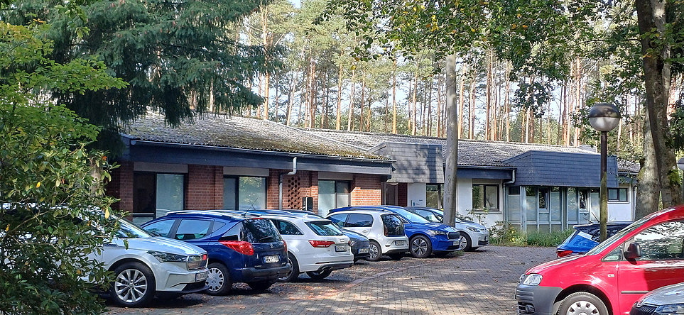 Station 5 ehemaliges medizinisches Gebäude mit geparkten Autos