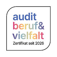 Logo mit bunten Schriftzügen „audit beruf & vielfalt“ in einem abgerundeten Rahmen, darunter der Text „Zertifikat seit 2026“