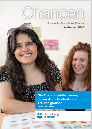 Zwei junge Frauen lächelnd im Vordergrund; Magazincover "Chancen" mit Zitat und Dachstiftung Diakonie‑Logo.